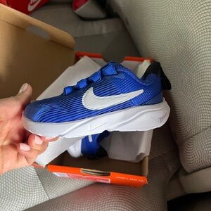 Vibrant Blue Sneakers with Cushioned Sole and Breathable Mesh